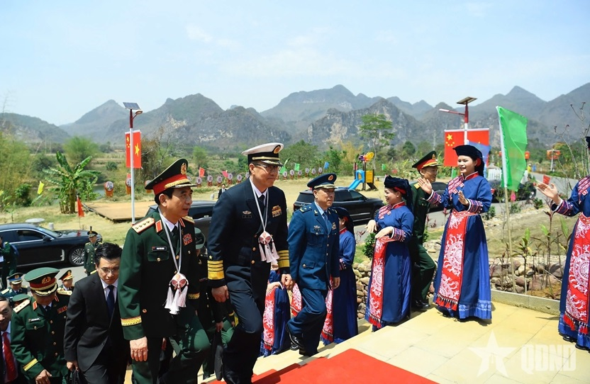 Bộ trưởng Bộ Quốc phòng Việt Nam và Trung Quốc tham quan thôn kiểu mẫu Chu Liên